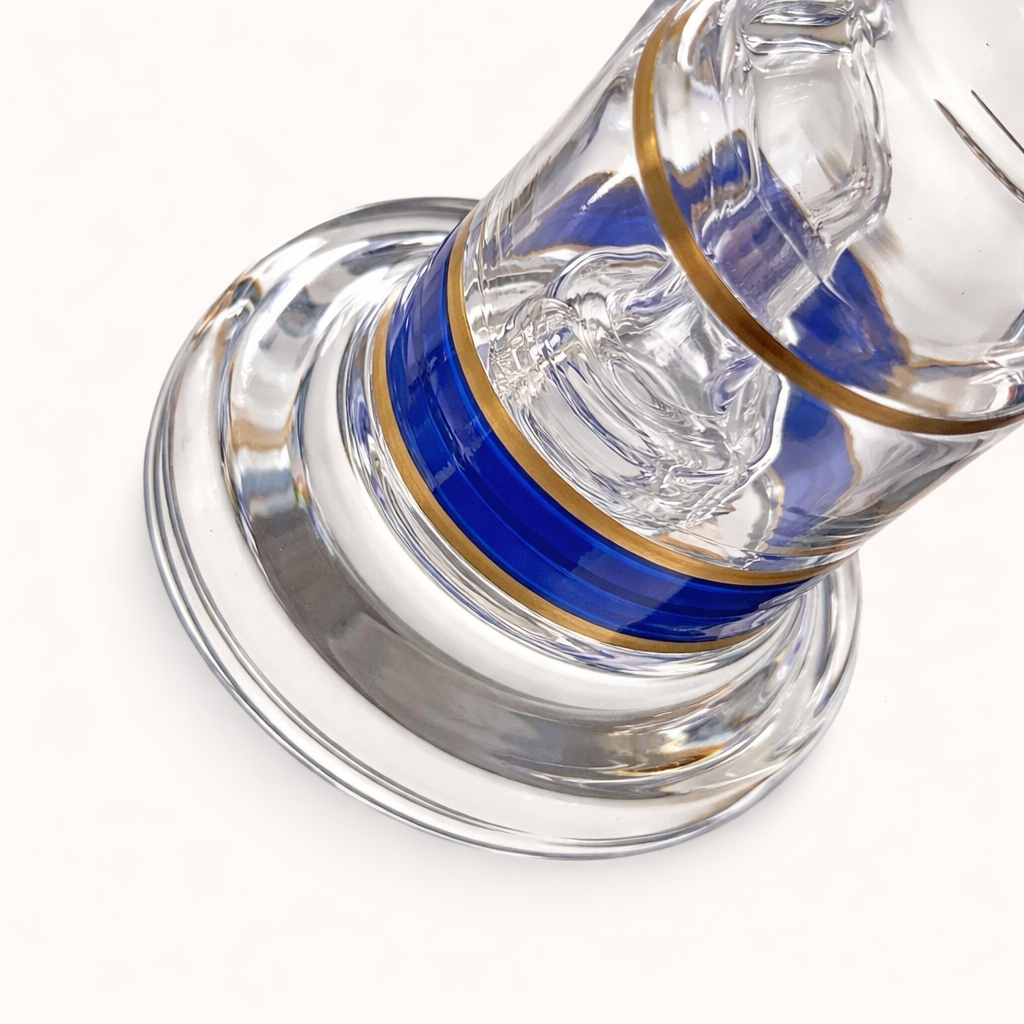 Angled close-up of the Mini Crown round base, blue band and glass percolator inside the chamber