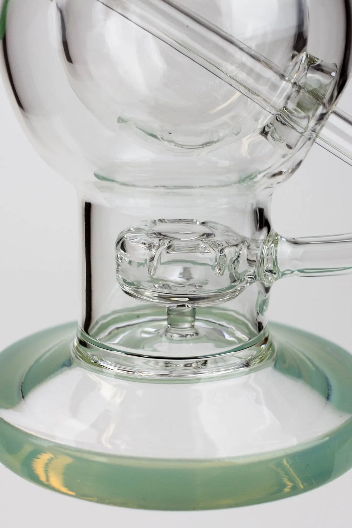 Recycler system in the SOUL Glass 9.5 inch Sphere Dab Rig Hybrids