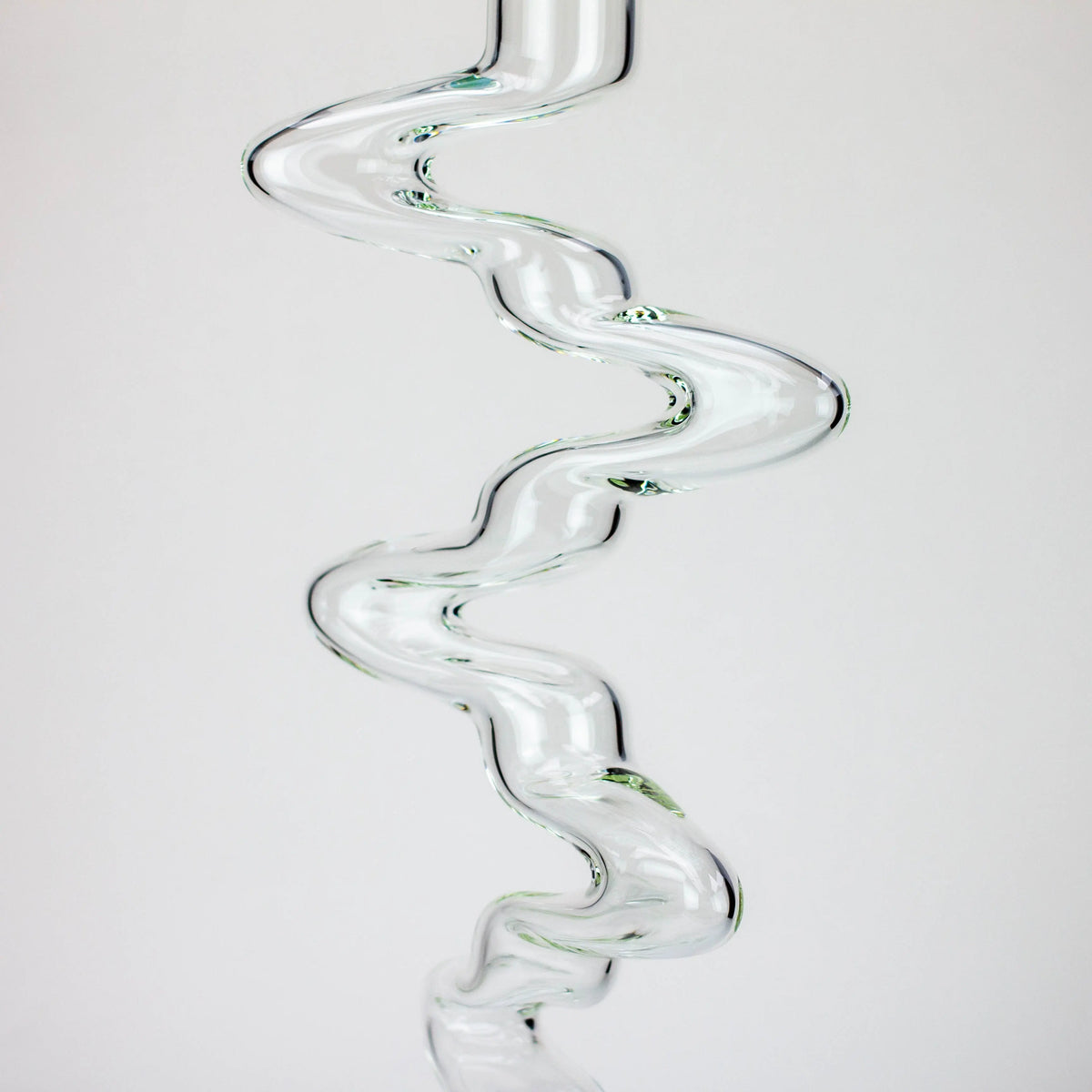 Borosilicate Glass Body Design of the 28 Inch Kink Zong Glass Bong from XTREME Glass